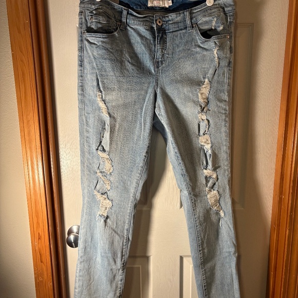Torrid Boyfriend stretchy ripped jeans size 16 - Picture 1 of 3